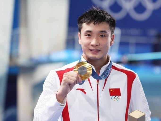 -美国跳水选手勇往直前，夺得金牌