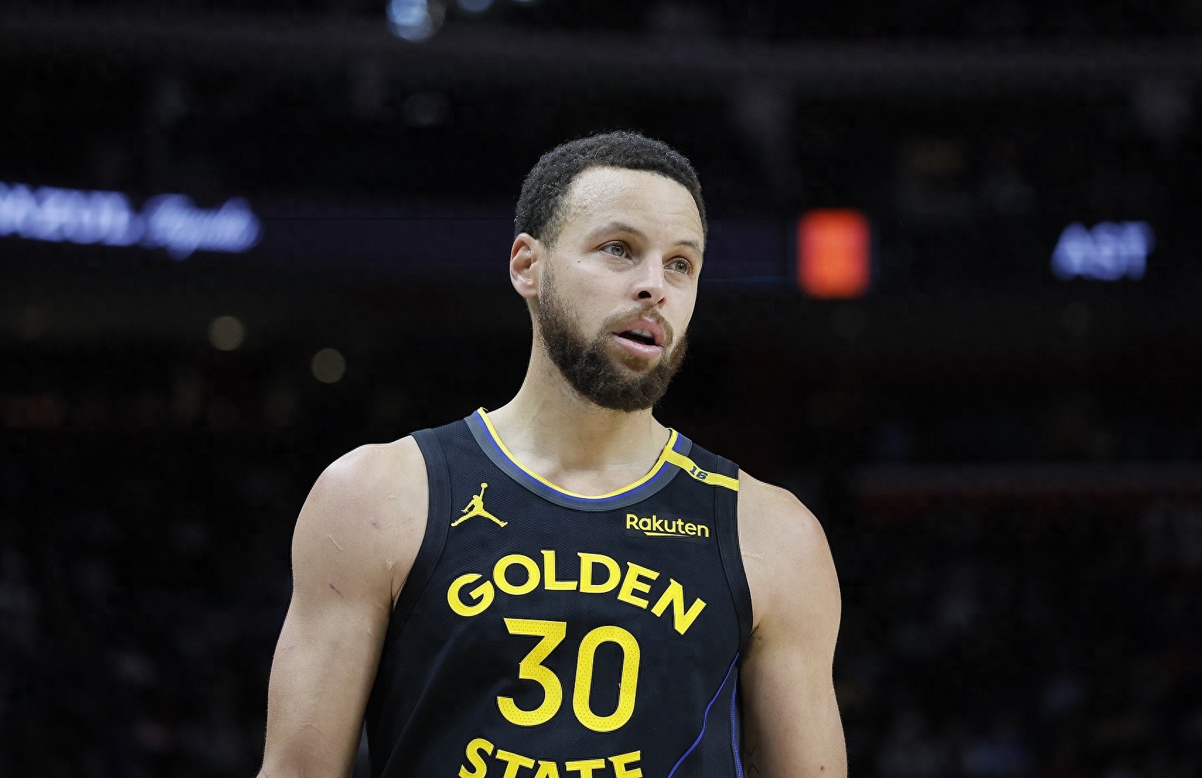 勇士队球星库里在季后赛中的表现备受瞩目