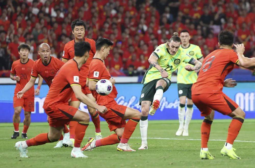 关注足球赛事，球迷狂热汇聚一堂