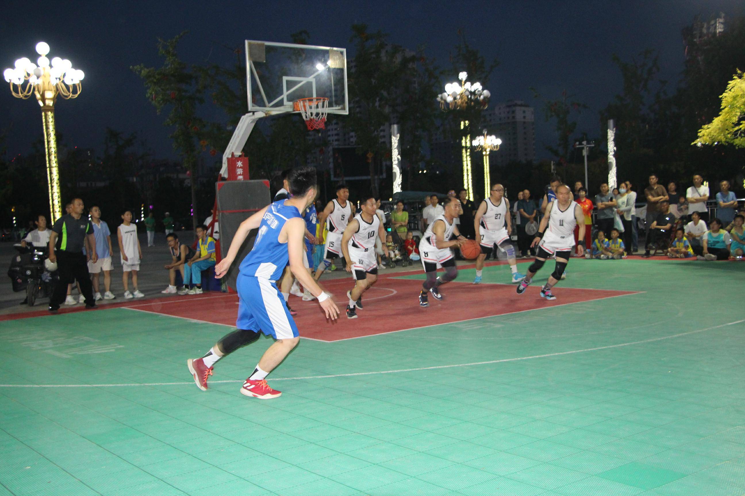 精湛的篮球技艺在赛场上展现得淋漓尽致