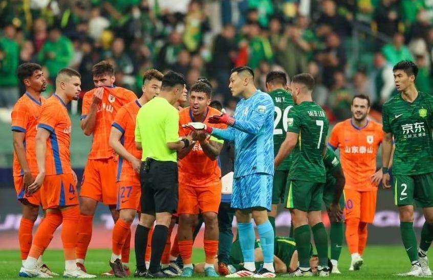 乐鱼体育官网网页版-场下球迷暴动，影响比赛进程