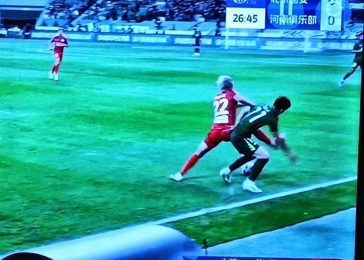 场下球迷暴动，影响比赛进程